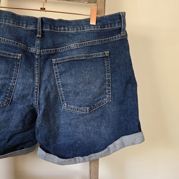 ⭐️40% Off⭐️ Gap Rolled Up 5 Inch Denim Shorts - Picture 7 of 12